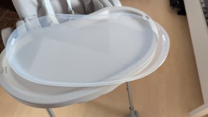 Da beim Essen fast immer was danebengeht, lässt sich der Einsatz des Tabletts herausnehmen. Das erleichtert das Abspülen.