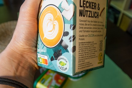 Alpro wirbt bei «Barista Kokos» auf der Vorderseite mit dem Hinweis «Pflanzlich & mit Calcium». Seitlich an der Verpackung prangt das gelbe V-Label.