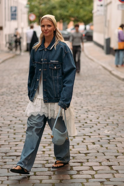 Schöner Stilbruch: Spitze plus Denim.
