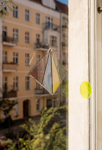 Eine von handgemachte Bleiverglasung wirkt wie schwebendes Kunstwerk, das den Raum lebendiger macht.