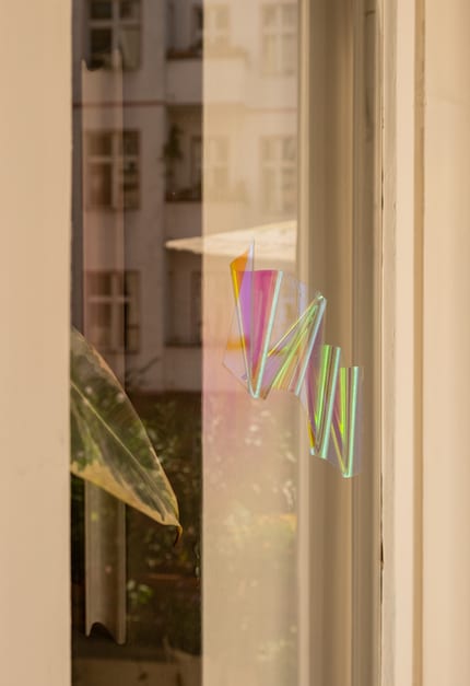 Ein Lichtfänger reflektiert die Sonne und zaubert bunte Regenbogeneffekte.