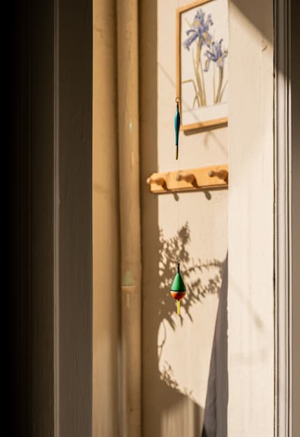 Bunte Bojen aus Budapest bringen Farbe an grauen Tagen.