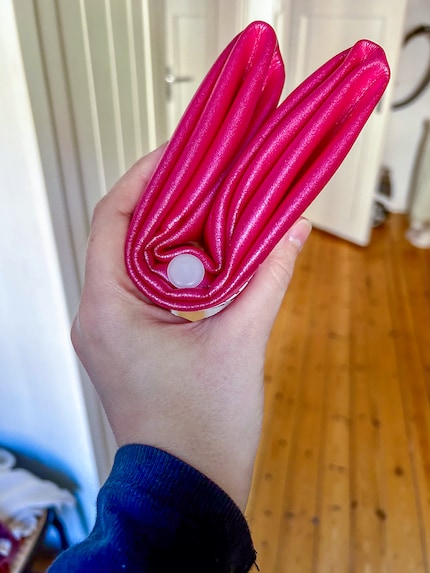 Zusammengelegt passt der Ball in meine Hand. Mit zwei kräftigen Atemzügen ist er wieder aufgepustet.