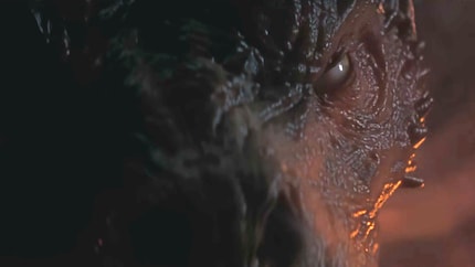 Ein erstes Teaser-Bild Deathclaws in der TV-Serie. Den Screenshot habe ich manuell aufgehellt, damit man was erkennt.
