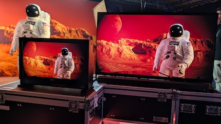Links der Profi-Referenzmonitor für 40 000 bis 50 000 Franken, das Mass für Hollywood-Farbkorrektur. Rechts: Sonys Bravia 9, der dieses Bild erstaunlich nah nachahmt – für weit weniger Geld und in XXL-Diagonale.
