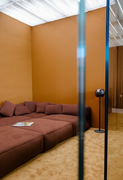 Palo-Sofa von Hem an der Milan Design Week: Dunkle Schokoladenstoffe wirken auf Sofas einladend.