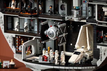 Der Hangar zeigt unter anderem ein Imperial Shuttle und einen TIE Fighter im Einsatz.