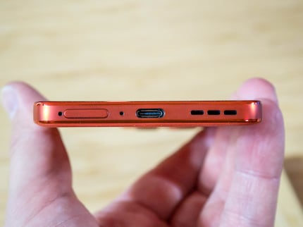 Das Edge 60 Neo lässt sich via Kabel oder kabellos laden.