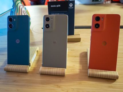 Farbvarianten des Moto G06.