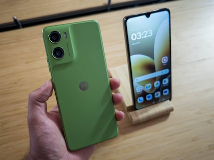 Das Moto G06 Power ist trotz großem Akku nicht klobig.