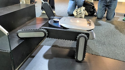 Der Roboter legt zuerst die zwei vorderen Raupen auf die Treppe.