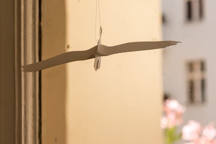 Die DIY-Anhänger bewegen sich sanft im Wind und erinnern an ein beruhigendes Mobile.