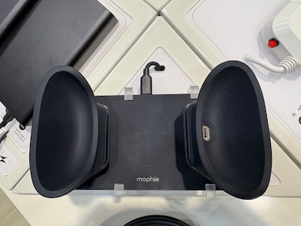 A charging surface with Qi standard is installed in the centre.