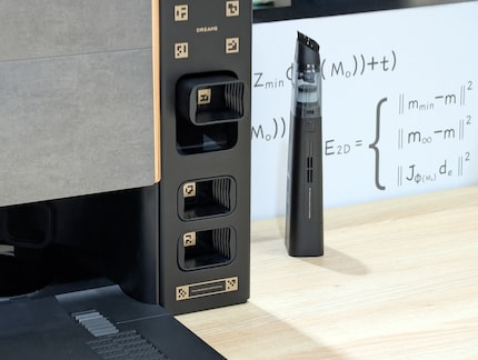 In diesen Öffnungen stecken die Tools, rechts steht der Sauger für die Zwischenräume.