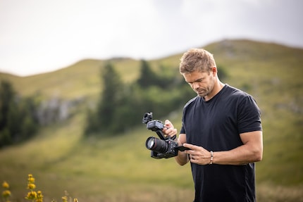 Der fehlende IBIS wird unweigerlich für Kritik sorgen. Besonders, da Canon die C50 auf Marketingbildern im Handheld-Einsatz mit Festbrennweiten ohne OIS zeigt.