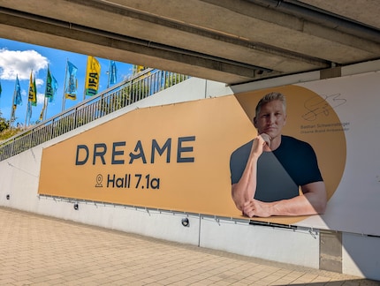 Auf dem Weg von der S-Bahn zur Messe präsentiert Dreame seinen neuen Markenbotschafter.
