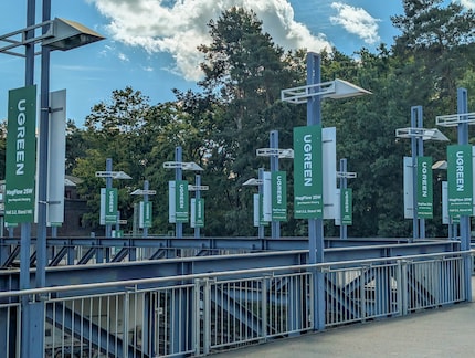 Ugreen heißt die Messebesucher am S-Bahnhof willkommen.