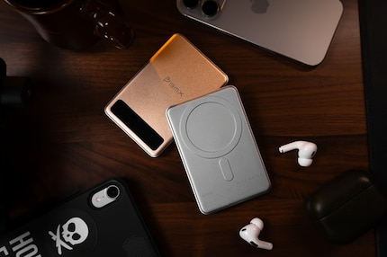 Drahtlos lädt die Powerbank von BMX mit bis zu 15 Watt.
