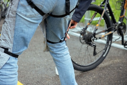 Mit Gummibändern befestige ich die Hose an mir.