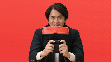 Yoshiaki Koizumi von Nintendo demonstriert, wie unbequem der Virtual Boy ist.