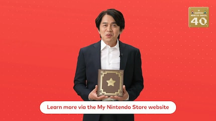 Yoshiaki Koizumi, Director der beiden Games, präsentiert das Sammlerstück.
