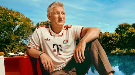 Vereinslegende Bastian Schweinsteiger präsentierte als Model das Retro-Trikot des FC Bayern zur Saison 2024/2025.