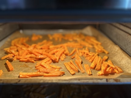 Die Süßkartoffelpommes sind schnell und unkompliziert zuzubereiten.
