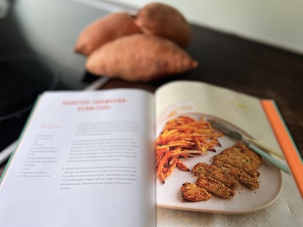 Schnitzel mit Pommes – ein Klassiker. Aber hier in der «fancy» Version mit Süßkartoffeln und Parmesan-Panade