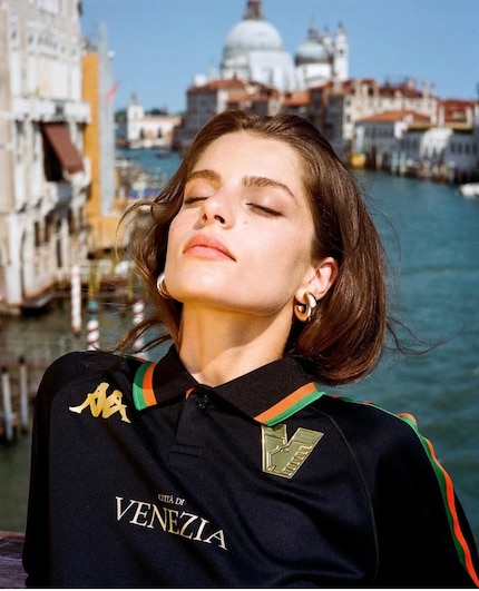 Geht's hier noch um Fussball? So bewarb Venezia FC 2022 die Arbeitskleidung der Fussballer.