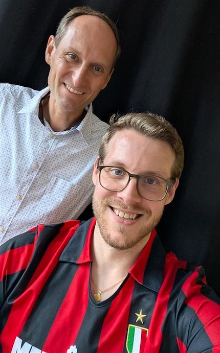Luca (links) mit Retro-Trikot seines AC Milan und Martin ohne Trikot, weil seine Fanliebe für den 1. FC Nürnberg etwas erkaltet ist.