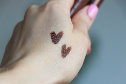 Oben die Farbe 240 Brown Abyss (mit Schimmer), unten 420 Brown Bliss (ohne Schimmer).