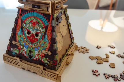 Die Sonnenpyramide lässt sich mit Puzzle-Teilen zusammensetzen.