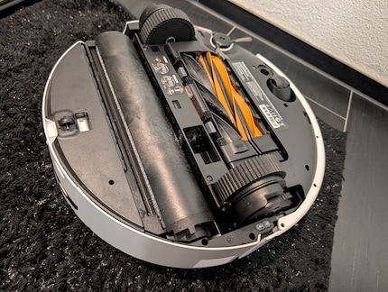 Saugt der Roboter den Teppich, ist die Rolle unter einer Klappe.