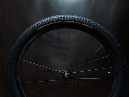 All in black: The Scorpion XC RH MTB racing tyre.