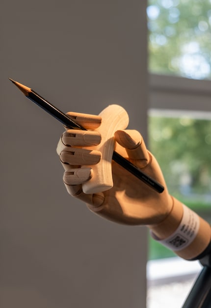 Makes it easier to hold a pen: Iual.